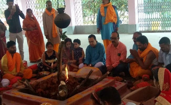 इटखोरी : मां भद्रकाली मंदिर में भक्तों की उमड़ी भीड़, एसडीओ व बीडीओ ने किया हवन