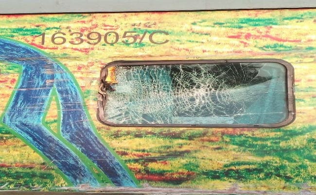 थम गयी यात्रियों की सांसे, जब रेलवे फाटक तोड़कर दौड़ती राजधानी एक्सप्रेस से टकराया ट्रक