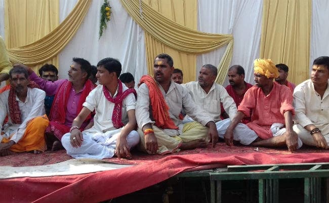 गोपालगंज : पुलिसकर्मी ने की धक्का-मुक्की, धरने पर बैठे मंदिर के सभी पुजारी