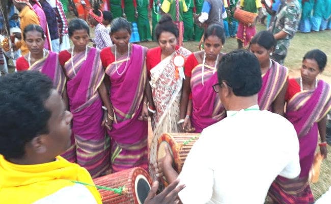 दुमका : दसाय और लांगड़े नृत्य प्रतियोगिता में खुद को थिरकने से नहीं रोक सकीं कल्याण मंत्री