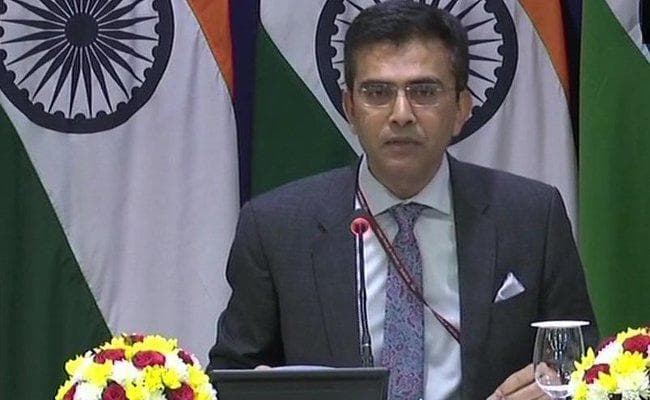 विदेश मंत्रालय की पहली टिप्पणी - सुषमा और अकबर के बीच किसी बैठक की कोई जानकारी नहीं