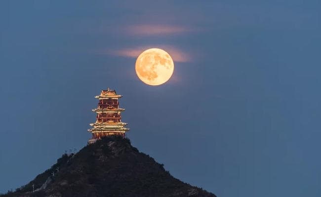 ...तो अब चीन की सड़कें स्ट्रीट लाइट की जगह कृत्रिम चंद्रमा की रोशनी से होंगी जगमग