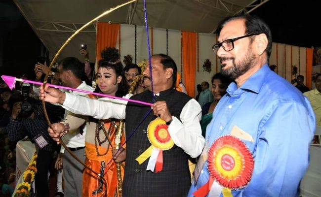 झारखंड : रघुवर के तीर से मरा रावण, बोले CM – क्रोध व अहंकार रूपी रावण को मारें…