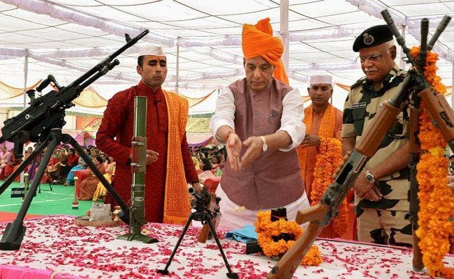 गृह मंत्री ने भारत-पाक सीमा पर बीएसएफ के जवानों के साथ मनाया दशहरा, की शस्त्र पूजा