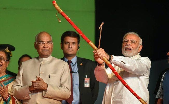 विजयदशमी : बुराई पर अच्छाई की जीत, पीएम मोदी ने किया रावण दहन, राष्ट्रपति भी समारोह में शामिल हुए