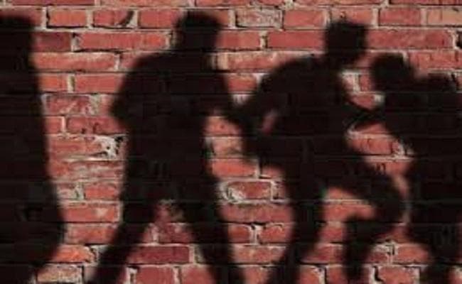 बाइक लेकर भागते पकड़े गये चोर, ग्रामीणों ने जमकर पीटा और फिर...