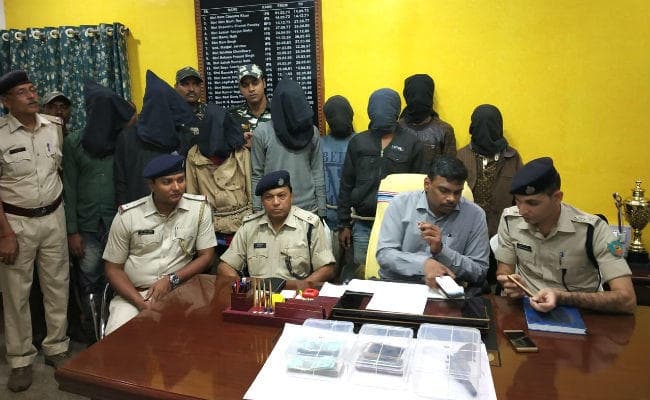 महुआटांड़ : लूटपाट और डकैती की योजना बनाते 8 शातिर अपराधी गिरफ्तार