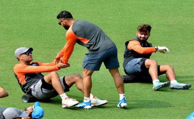 धौनी के बचाव में उतरे विराट कोहली, कहा, बात का बतंगड़ न करें