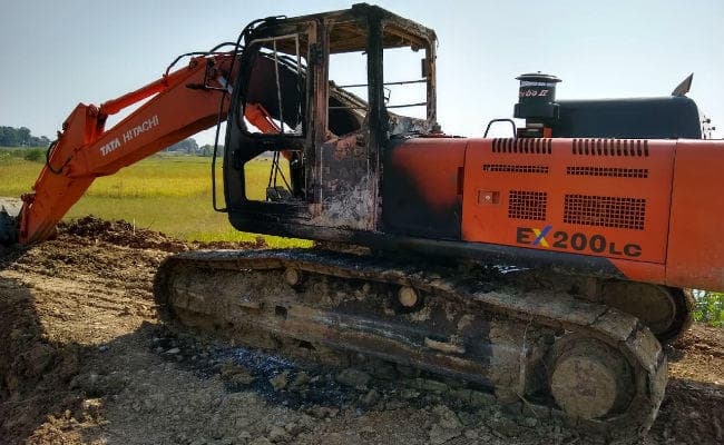 इटखोरी में नक्‍सलियों का तांडव, निर्माण स्‍थल पर खड़े पोकलेन को किया आग के हवाले