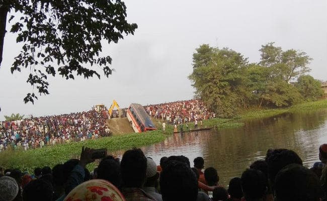 असम : बस तालाब में गिरी, हादसे में 7 की मौत, 21 लोग घायल