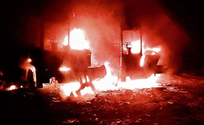 चौपारण में छह गाड़ियां और इटखोरी में पोकलेन मशीन माओवादियों ने फूंक दी