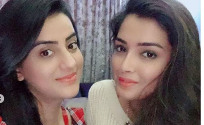 VIDEO:  भोजपुरी स्टार आम्रपाली और अक्षरा सिंह का ये VIDEO हो रहा है वायरल, आपने देखा क्या