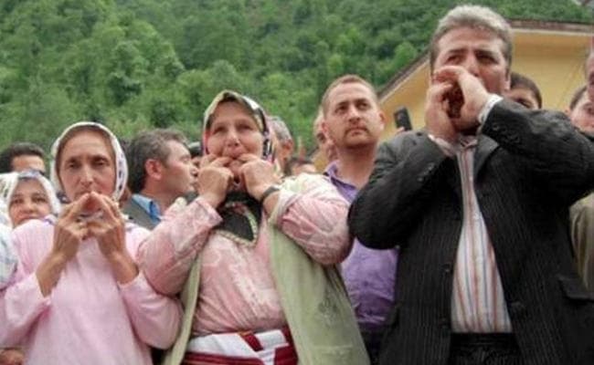 सीटी बजाकर परिंदों की तरह बात करने की अनोखी बोली, बचानी होगी विरासत