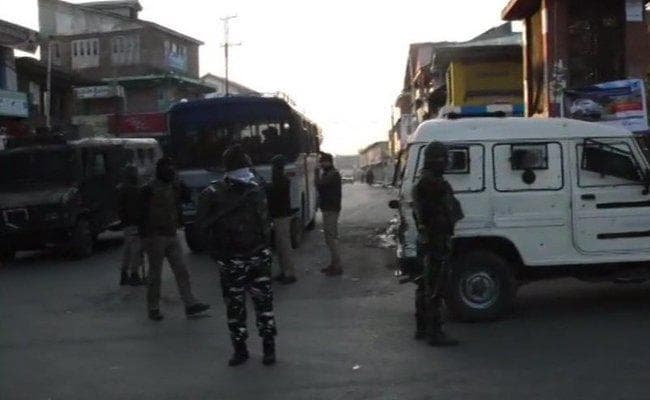 श्रीनगर : कुलगाम में सुरक्षा बलों के साथ मुठभेड़ में तीन आतंकी ढेर, पांच नागरिकों की भी मौत