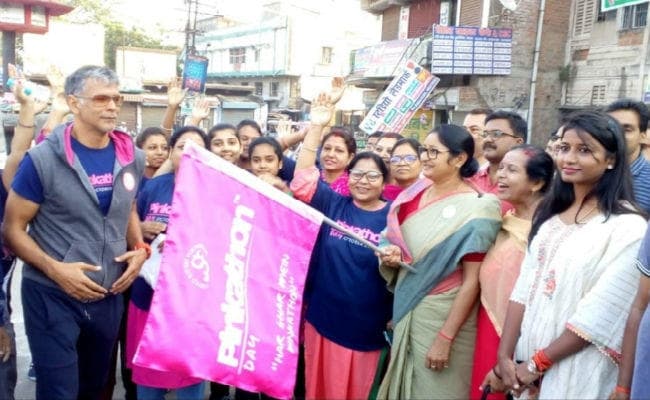 झुमरीतिलैया में ‘पिंकथॉन’ मैराथन मॉडल व एक्टर मिलिंद सोमेन हुए शामिल