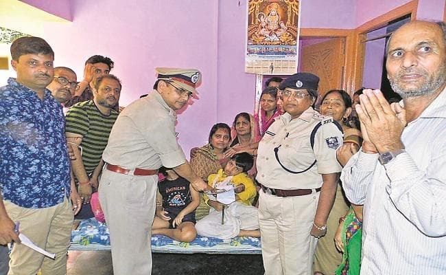 शहीद दारोगा की पत्नी को डीजीपी ने दिये 21 लाख, कहा- वीरता पदक के लिए भेजा जायेगा आशीष का नाम