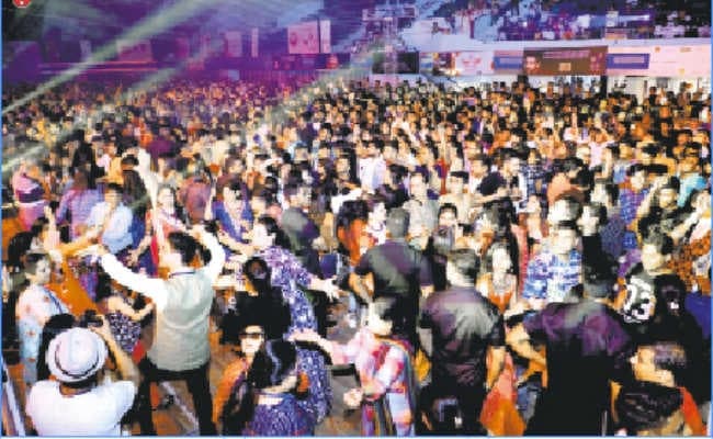 नेताजी इंडोर में आयोजित ताजा डांडिया में झूमे लाेग