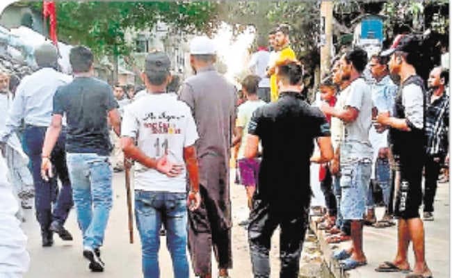 पुराने विवाद को लेकर उलझे दो गुट, पथराव व बमबाजी, रणक्षेत्र बना इकबालपुर, ईंट-पत्थर फेंके, बम के छर्रे से तीन युवक जख्मी