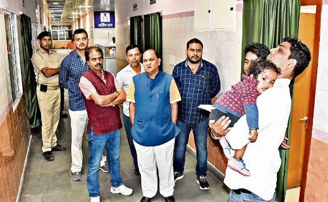 रांची : नहीं हो रहा था बच्चे का इलाज, तो मंत्री जी खुद पहुंचे अस्पताल, नर्सों को लगाई फटकार