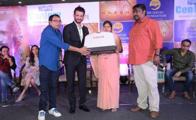 शरमन जोशी ने विधवा महिलाओं के बीच बांटी सिलाई मशीन