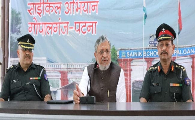 महापुरुषों के जीवन से प्रेरणा लें छात्र : उपमुख्यमंत्री