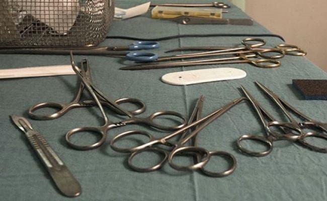 शख्स ने खायी कीलें, टूथपिक्स व शीशे, ऑपरेशन के बाद पेट से निकली 122 कीलें