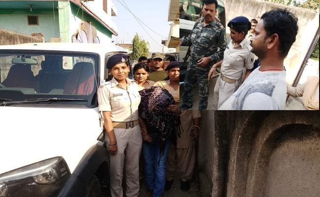 घर में कई महीनों से चल रहा था सेक्स रैकेट, मुखिया संघ का अध्यक्ष आपत्तिजनक अवस्था में गिरफ्तार