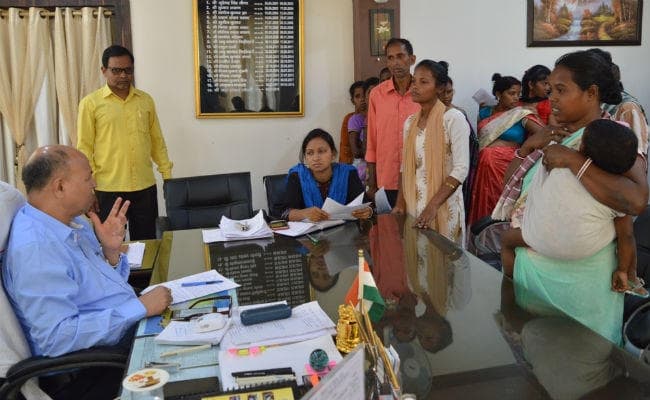 जनता दरबार में ग्रामीण ने उपायुक्त से की नकली पैर लगवाने की गुहार