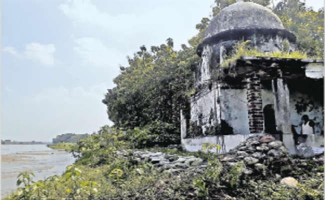 धरला नदी के कटाव से संकट में पुरातन विष्णु मंदिर