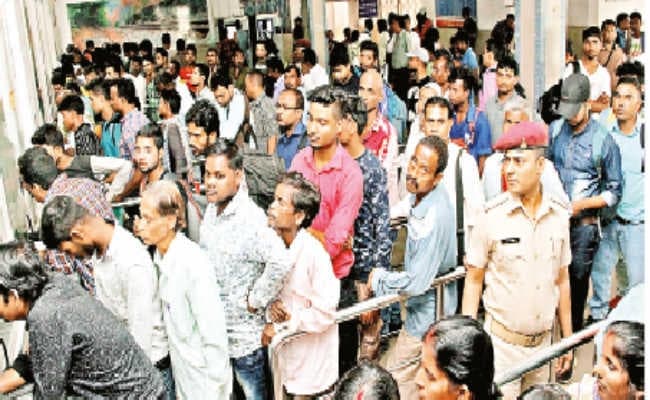 निचले तल्ले पर आरक्षण केंद्र लाने से अव्यवस्था का आलम, ऊपरी तल्ला खाली, एक दूसरे की पीठ पर फॉर्म रख भरते हैं यात्री