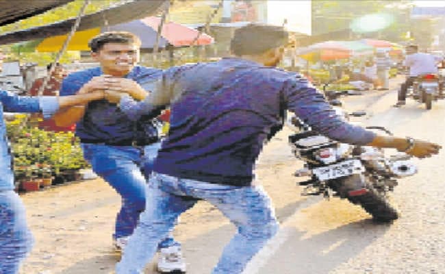 त्रिकोणीय प्रेम में फौजी ने प्रेमिका को, तो  जवाब में लड़की के घरवालों ने उसे धुना