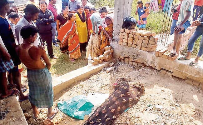 रांची : ईंट-पत्थर से कूच महिला की हत्या फिर सेप्टिक टैंक में अर्द्धनग्न हालत में डाल दिया शव, दुष्कर्म की आशंका