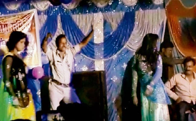 बेगूसराय : दुर्गापूजा में पुलिसकर्मियों ने बार बालाओं के संग लगाये थे ठुमके, नोट भी उड़ाये, वीडियो हुआ वायरल, सस्पेंड