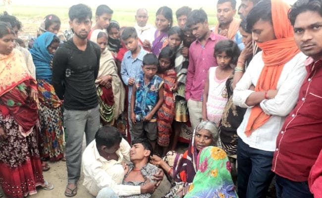 युवक ने फोन कर अपहरण होने और हत्या की योजना की दी जानकारी, फिर पेड़ से लटका मिला शव, उग्र हुए ग्रामीण