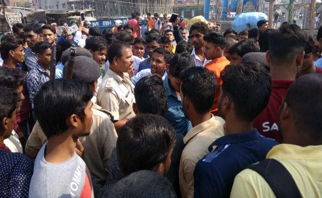 ITI परीक्षा रद होने पर नाराज छात्रों ने सड़क जाम कर की आगजनी, सूबे के कई जिलों में छात्रों का उग्र प्रदर्शन