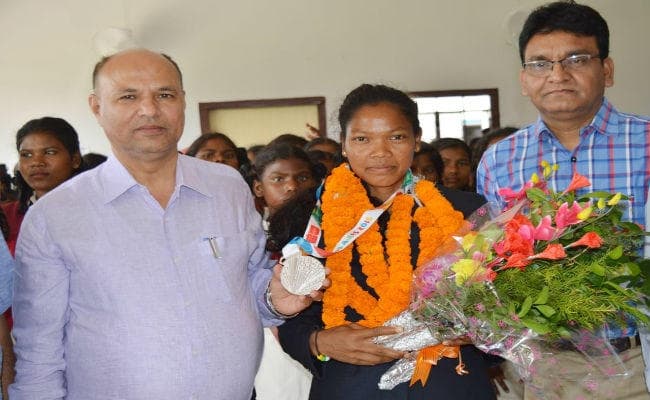 यूथ ओलंपिक में सिल्‍वर जीतकर लौटी सलीमा का सिमडेगा में भव्‍य स्‍वागत