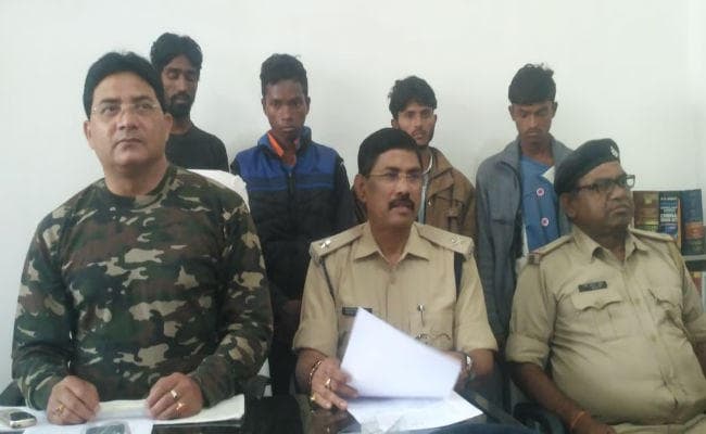 लोहरदगा : पुलिस ने मोबाइल चोर गिरोह के छह अपराधियों को दबोचा
