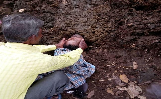 गुमला : वज्रपात से एक की मौत, जिंदा करने के लिए गोबर में ढका, फिर भी नहीं बची जान