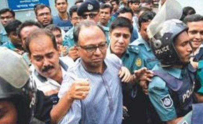 बांग्लादेश में मानहानि के आरोप में संपादक गिरफ्तार, जेल भेजे गये