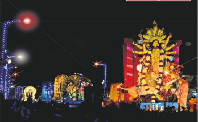 मेगा पूजा कार्निवल : प्रतिमाआें की झांकियों से सराबोर हुआ रेड रोड