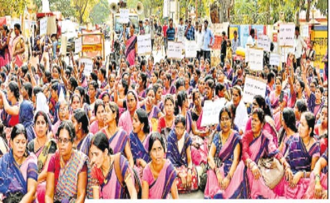 सड़क पर बैठीं सेविका-सहायिका फंसी स्कूली बसें, बच्चे हुए परेशान