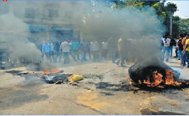 आईआईटी परीक्षार्थियों ने मचाया उपद्रव, सड़कों पर की आगजनी, श्रम संसाधन विभाग व राज्य सरकार की नीतियों को जमकर कोसा