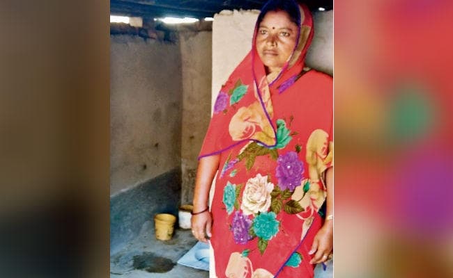 बिक्रम : सोने की बाली बेच कर बनाया घर में शौचालय