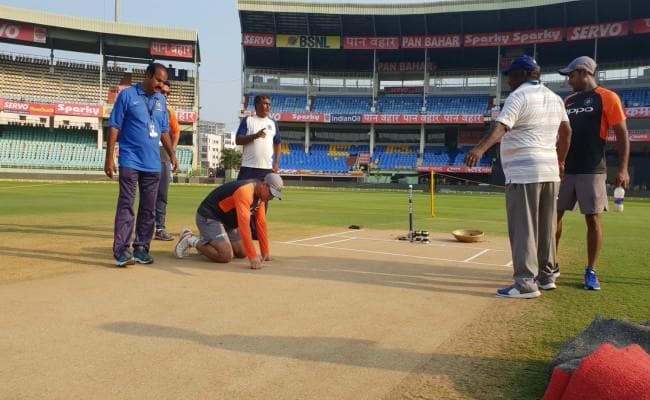 विशाखापत्तनम पहुंचे महेंद्र सिंह धौनी, BCCI ट्‌वीट किया- बादशाह यहां है...
