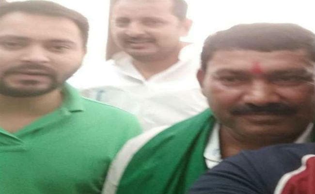 तेजस्वी के साथ कुख्यात अपराधी का सेल्फी हुआ वायरल, मचा सियासी घमासान