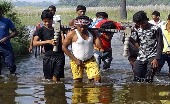 बिहार के इस गांव में आज भी डाॅक्टर के पास खाट पर लाद कर जाते हैं मरीज, ये है वजह