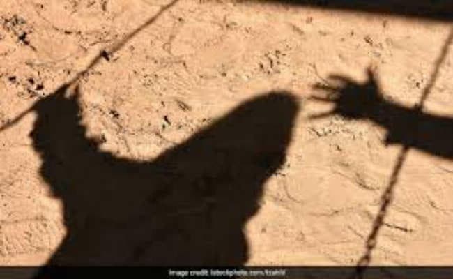 घरेलू विवाद में पति ने पत्नी को घर से बाहर फेंक दिया, ऊंचाई से नीचे झोपड़ी में गिरने से पत्नी को आयी गंभीर चोट