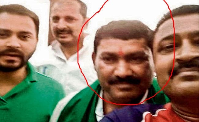 पटना : कुख्यात के साथ तेजस्वी की तस्वीर वायरल