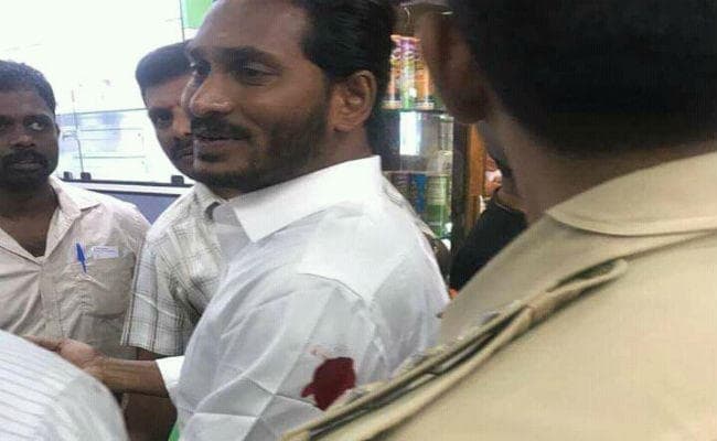 सेल्फी लेने के बहाने जगनमोहन के पास पहुंचा वेटर, कर दिया चाकू से हमला