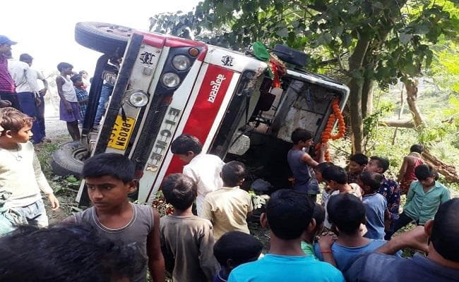 खगड़िया से बेगूसराय आ रही बस पेड़ से टकरायी, दर्जनों घायल